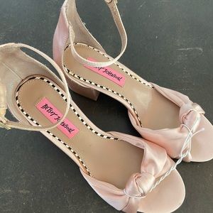 Pink satin low heels by Betsey Johnson, sz 7! ✨💕